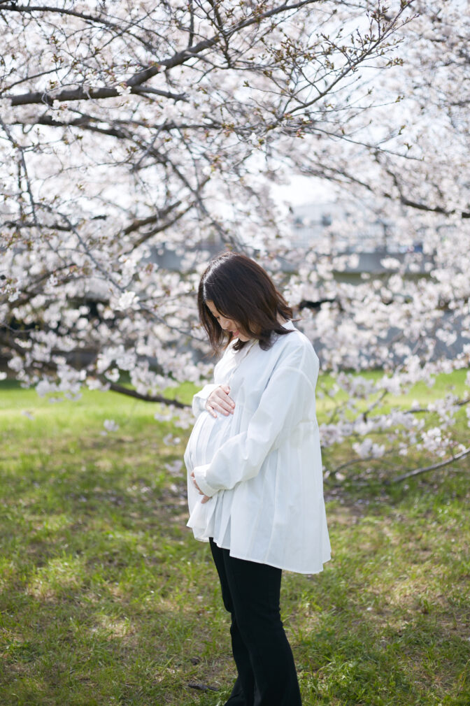 画像:桜の下でファミリーフォト